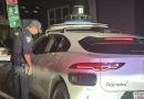 POLICÍA DE EU DETIENE A TAXI EN EU… Y LO DEJA IR SIN MULTA PORQUE ERA AUTÓNOMO