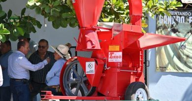 TRACTORES Y EQUIPAMIENTO ENTREGÓ RICARDO GALLARDO AL CAMPO POTOSINO