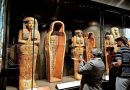 EL PÚBLICO ABARROTA EL GRAN MUSEO DE EGIPTO; EXHIBEN DOS FÉRETROS MOMIFICADOS