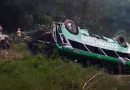 AUTOBÚS CAE A BARRANCO EN ZONTECOMATLÁN, VERACRUZ; HAY 8 MUERTOS Y 19 LESIONADOS