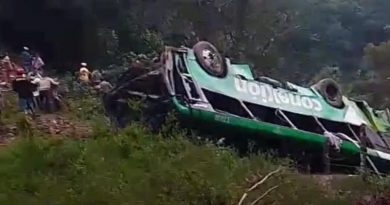 AUTOBÚS CAE A BARRANCO EN ZONTECOMATLÁN, VERACRUZ; HAY 8 MUERTOS Y 19 LESIONADOS