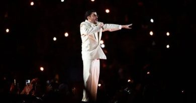 BAD BUNNY CAUSA POLÉMICA POR TOCAR PIEZA EN MUSEO DE ANTROPOLOGÍA