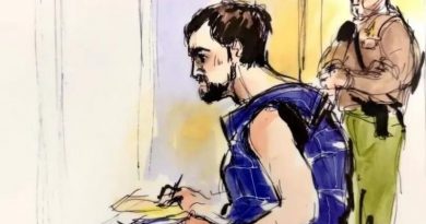 NICK REINER COMPARECIÓ ANTE TRIBUNAL CON BATA DE PREVENCIÓN DE SUICIDIO