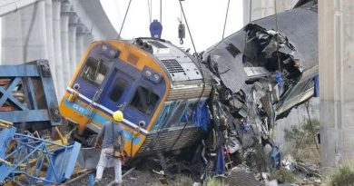 AL MENOS 32 MUERTOS TRAS CAÍDA DE GRÚA SOBRE TREN EN MOVIMIENTO EN TAILANDIA