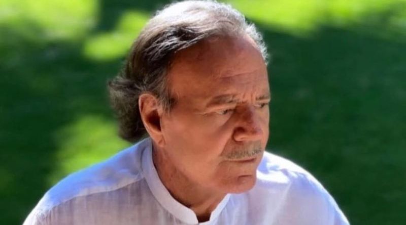 JULIO IGLESIAS BAJO INVESTIGACIÓN POR DENUNCIAS DE EXEMPLEADAS POR PRESUNTA AGRESIÓN SEXUAL; ESTO SE SABE