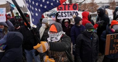 PADRES PATRULLAN ESCUELAS EN MINNESOTA ANTE REDADAS MIGRATORIAS DEL ICE