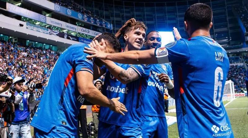 CHIVAS CAE ANTE CRUZ AZUL Y PIERDE SU PASO PERFECTO