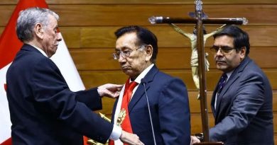 JOSÉ MARÍA BALCÁZAR JURA COMO NUEVO PRESIDENTE INTERINO DE PERÚ