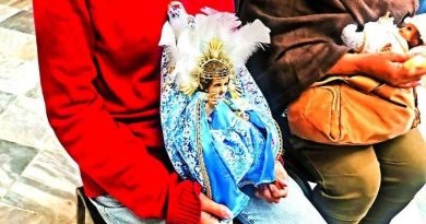 MEXICANOS ENGALANAN AL NIÑO DIOS; LO SIENTAN EN SU ALTAR