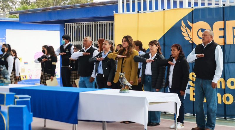 ESTUDIANTES DEL CEB 5/11 RECIBEN RESPALDO DE LA PRESIDENTA CINTHIA SEGOVIA COMO MADRINA DE GENERACIÓN.