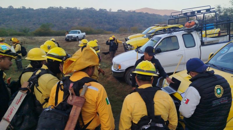 GOBIERNO ESTATAL REFUERZA COMBATE A INCENDIO FORESTAL EN CIUDAD DEL MAÍZ