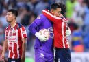 CHIVAS RESCATA LA VICTORIA EN MONTERREY CON PENAL ATAJADO POR ‘TALA’ RANGEL