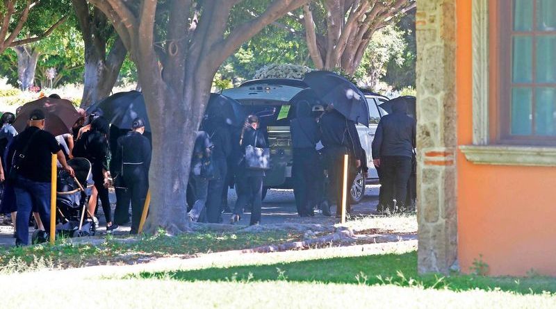 CON ATAÚD DORADO, MÚSICA DE BANDA Y MUCHA SEGURIDAD, ENTIERRAN A ‘EL MENCHO’ EN GUADALAJARA