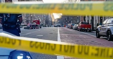 IMPACTAN AUTO CONTRA BARRICADA DE LA CASA BLANCA