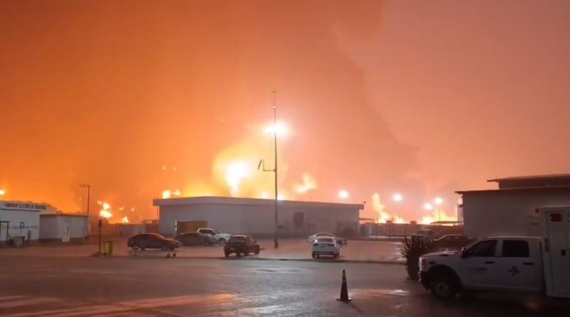 INCENDIO EN LA REFINERÍA OLMECA DE PEMEX OBLIGA A EVACUAR PERSONAL EN DOS BOCAS