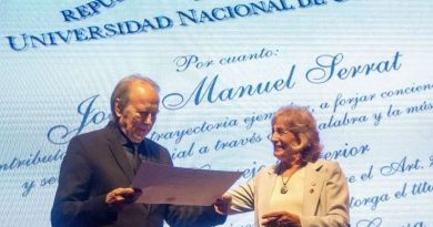 JOAN MANUEL SERRAT RECIBE DOCTORADO HONORIS CAUSA DE UNIVERSIDAD ARGENTINA