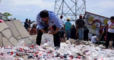 TRAS ACCIDENTE DE TRÁILER EN VERACRUZ, POBLADORES SAQUEAN ¡CARTONES DE CERVEZA!