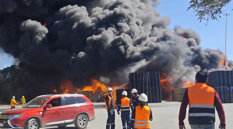 GOBIERNO ESTATAL Y CUERPOS DE RESCATE CONTROLAN INCENDIO EN EJE 130 DE LA ZONA INDUSTRIAL