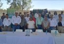 ESTADO FORTALECE A PRODUCTORES DEL CAMPO EN RIOVERDE• Productores del Ejido San Francisco cuentan con certeza jurídica para el uso del agua, fortaleciendo la actividad agrícola en Rioverde.Como parte de las acciones que impulsa el Gobernador Ricardo Gallardo Cardona, para fortalecer el desarrollo del campo potosino, la Comisión Estatal del Agua (CEA) refrendó el permiso de uso y aprovechamiento de aguas estatales a productores del Ejido San Francisco, en el municipio de Rioverde.Durante este proceso, se autorizó un volumen anual de 1,555,200 metros cúbicos de agua para la zona de riego Potrero, con abastecimiento desde la Poza de Camarones, perteneciente a la cuenca del río Pánuco, lo que permitirá consolidar la producción agrícola. Este avance refleja el cambio que se vive y se siente en San Luis Potosí, con acciones que generan certeza y fortalecen a quienes trabajan la tierra.Asimismo, la dependencia destacó que estas acciones se realizan en apego a la Ley de Aguas del Estado, como parte de una política de gobierno sin límites, orientada a impulsar el bienestar de las familias rurales y garantizar el uso responsable de los recursos naturales. En el evento participaron el presidente municipal de Rioverde, Arnulfo Urbiola Román; el titular de la Secretaría de Desarrollo Agropecuario y Recursos Hidráulicos, Jorge Luis Díaz Salinas; y el comisariado del Ejido San Francisco, Eladio Hernández Torres.