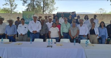 ESTADO FORTALECE A PRODUCTORES DEL CAMPO EN RIOVERDE• Productores del Ejido San Francisco cuentan con certeza jurídica para el uso del agua, fortaleciendo la actividad agrícola en Rioverde.Como parte de las acciones que impulsa el Gobernador Ricardo Gallardo Cardona, para fortalecer el desarrollo del campo potosino, la Comisión Estatal del Agua (CEA) refrendó el permiso de uso y aprovechamiento de aguas estatales a productores del Ejido San Francisco, en el municipio de Rioverde.Durante este proceso, se autorizó un volumen anual de 1,555,200 metros cúbicos de agua para la zona de riego Potrero, con abastecimiento desde la Poza de Camarones, perteneciente a la cuenca del río Pánuco, lo que permitirá consolidar la producción agrícola. Este avance refleja el cambio que se vive y se siente en San Luis Potosí, con acciones que generan certeza y fortalecen a quienes trabajan la tierra.Asimismo, la dependencia destacó que estas acciones se realizan en apego a la Ley de Aguas del Estado, como parte de una política de gobierno sin límites, orientada a impulsar el bienestar de las familias rurales y garantizar el uso responsable de los recursos naturales. En el evento participaron el presidente municipal de Rioverde, Arnulfo Urbiola Román; el titular de la Secretaría de Desarrollo Agropecuario y Recursos Hidráulicos, Jorge Luis Díaz Salinas; y el comisariado del Ejido San Francisco, Eladio Hernández Torres.