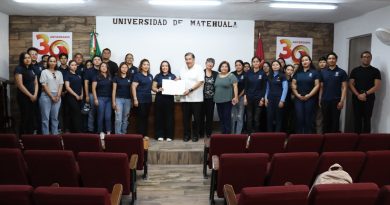 PRESENTACIÓN DEL LOGOTIPO OFICIAL DE ADMINISTRACIÓN DE EMPRESAS EN LA UNIVERSIDAD DE MATEHUALAEn el Aula Magna de la Universidad de Matehuala se llevó a cabo la presentación oficial del logotipo de la Licenciatura en Administración de Empresas, un momento lleno de orgullo, identidad y significado para toda la comunidad académica.El diseño fue creado por la talentosa alumna LDG. Endy Medellín Villanueva, quien actualmente cursa el quinto cuatrimestre, y cuya propuesta, a partir de hoy, representará la esencia de esta licenciatura.La Mtra. María Candelaria Torres Eguía, directora de la carrera, destacó que este evento no solo formaliza un acto importante, sino que reconoce un gesto de compromiso, generosidad y profundo sentido de pertenencia. Por su parte, el Rector, Dr. Alfonso Nava Díaz, agradeció la cesión de derechos del logotipo, resaltando su valor como símbolo de identidad y orgullo universitario, recalco que este logotipo no es solo una imagen, es la representación de nuestros valores, nuestra visión y el espíritu que nos une como comunidad LAE.Así mismo estudiantes y docentes también compartieron emotivos mensajes sobre la importancia de construir y fortalecer la identidad universitaria en toda la comunidad de Administración de Empresas de la Universidad de Matehuala.