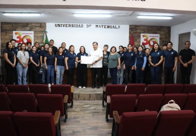 PRESENTACIÓN DEL LOGOTIPO OFICIAL DE ADMINISTRACIÓN DE EMPRESAS EN LA UNIVERSIDAD DE MATEHUALAEn el Aula Magna de la Universidad de Matehuala se llevó a cabo la presentación oficial del logotipo de la Licenciatura en Administración de Empresas, un momento lleno de orgullo, identidad y significado para toda la comunidad académica.El diseño fue creado por la talentosa alumna LDG. Endy Medellín Villanueva, quien actualmente cursa el quinto cuatrimestre, y cuya propuesta, a partir de hoy, representará la esencia de esta licenciatura.La Mtra. María Candelaria Torres Eguía, directora de la carrera, destacó que este evento no solo formaliza un acto importante, sino que reconoce un gesto de compromiso, generosidad y profundo sentido de pertenencia. Por su parte, el Rector, Dr. Alfonso Nava Díaz, agradeció la cesión de derechos del logotipo, resaltando su valor como símbolo de identidad y orgullo universitario, recalco que este logotipo no es solo una imagen, es la representación de nuestros valores, nuestra visión y el espíritu que nos une como comunidad LAE.Así mismo estudiantes y docentes también compartieron emotivos mensajes sobre la importancia de construir y fortalecer la identidad universitaria en toda la comunidad de Administración de Empresas de la Universidad de Matehuala.