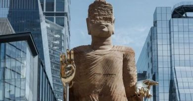 ESCULTURA DE UN BUDA SIN ROSTRO SE ALZA ENTRE LOS RASCACIELOS DE NUEVA YORK