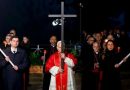 PAPA LEÓN XIV RECUPERA TRADICIÓN CLAVE DEL VIERNES SANTO; CARGA LA CRUZ EN EL COLISEO
