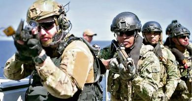 REALIZAN EJERCICIOS A BORDO DE DESTRUCTOR