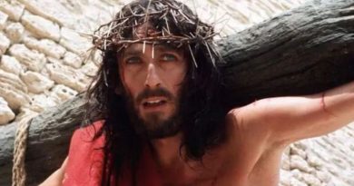 ROBERT POWELL ES EL ARTISTA QUE LA GENTE «CONFUNDÍA» CON JESÚS DE NAZARETH