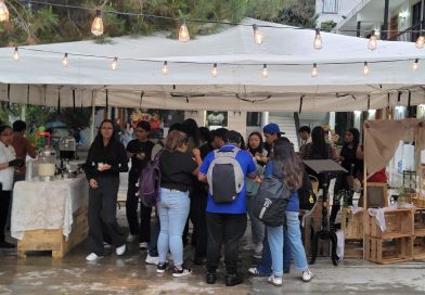 ÉXITO TOTAL EN EL «SUGAR FEST»: UNA EXPLOSIÓN DE CREATIVIDAD Y SABOR EN LA UNIVERSIDAD DE MATEHUALAEl Patio Gandhi de la Universidad de Matehuala se transformó en el escenario principal de una de las exhibiciones más dulces del año: el SUGAR FEST (Big and Sweet).Estudiantes del 5° cuatrimestre de la Licenciatura en Gastronomía fueron los encargados de organizar esta experiencia sensorial, donde demostraron su destreza técnica y artística ante la comunidad estudiantil. Los asistentes pudieron disfrutar de una amplia oferta de repostería fina, que incluyó desde cupcakes y donas decoradas hasta pasteles de alta complejidad y diversas creaciones originales.Esta actividad no fue solo un evento social, sino el resultado del aprendizaje obtenido en la materia Bases de Repostería. Bajo la supervisión y guía del Chef Héctor Mora Pacheco, los futuros profesionales de la gastronomía pusieron a prueba los estándares de calidad y las técnicas de elaboración aprendidas en el aula.Con eventos como el Sugar Fest, la Universidad de Matehuala reafirma su compromiso de brindar espacios donde el talento y la formación académica se fusionen para crear experiencias de nivel profesional.