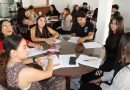 UNIVERSIDAD DE MATEHUALA IMPULSA EL ANÁLISIS SOCIAL CON LABORATORIO DE POLÍTICAS PÚBLICASEn el Restaurante “De Corazón” de la Universidad de Matehuala se llevó a cabo el Laboratorio de Políticas Públicas, una actividad académica desarrollada en un contexto profundamente significativo para la comunidad universitaria y como parte de las actividades conmemorativas por el 30.º aniversario de la institución.En el evento se contó con la presencia del Lic. Armando Medellín López, Director de la Licenciatura en Derecho y del Dr. Alfonso Nava Díaz, Rector de la Universidad de Matehuala.El laboratorio fue dirigido por la Lic. Martha Gloria Rubio Aguilera, destacada profesionista con amplia trayectoria en el ámbito de los derechos humanos, la participación política y la técnica legislativa. Entre sus cargos y experiencias sobresalen haber sido consejera de la Comisión Estatal de Derechos Humanos, organizadora y asesora legislativa del Primer Parlamento de Mujeres Jóvenes en el Senado de la República, coordinadora de Igualdad y Equidad de Género en la Red Mundial de Jóvenes Políticos y secretaria de vinculación en el Semillero de Derecho Parlamentario y Técnica Legislativa.Durante la actividad, estudiantes de la Licenciatura en Derecho participaron en diversas dinámicas enfocadas en el análisis social y la construcción de propuestas ciudadanas, reflexionando sobre la pregunta: “¿Qué es una política pública y cómo puedo incidir en una?”.Cada mesa de trabajo identificó problemáticas presentes en el municipio y propuso posibles soluciones desde una perspectiva participativa y de responsabilidad social. Los estudiantes contaron con 20 minutos para desarrollar sus ideas y posteriormente compartieron sus conclusiones ante los demás participantes, generando un espacio de retroalimentación, diálogo y enriquecimiento colectivo.Este laboratorio fortaleció el pensamiento crítico, la participación ciudadana y el compromiso social de los futuros profesionistas, reafirmando la importancia de la formación académica vinculada con las necesidades reales de la sociedad.Asimismo, esta actividad forma parte de la celebración por las tres décadas de trayectoria de la Universidad de Matehuala, institución que a lo largo de estos años ha consolidado un proyecto educativo enfocado en la formación de líderes comprometidos con el conocimiento, los valores y el desarrollo del país.Durante estos treinta años, la universidad ha impulsado una educación basada en el respeto a los derechos humanos, el pensamiento crítico y la preparación integral de generaciones de estudiantes que hoy contribuyen desde distintos ámbitos al progreso de nuestra sociedad.