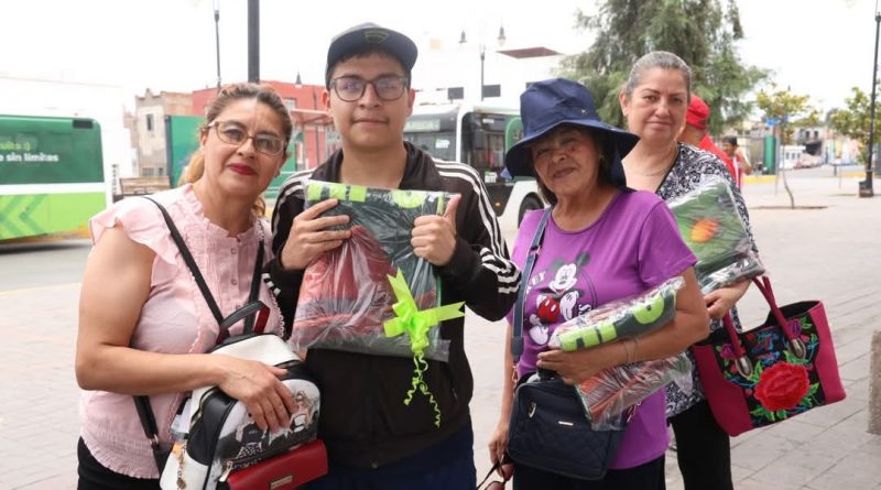 GOBIERNO DEL ESTADO RECONOCE A LAS MAMÁS POTOSINAS EN SU DÍA