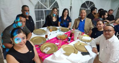 ENTRE APLAUSOS Y RECONOCIMIENTOS, LA UNIVERSIDAD DE MATEHUALA CELEBRA A SUS MAESTROSEn el marco del Día del Maestro, directivos de la Universidad de Matehuala celebraron a los docentes con una gran cena en reconocimiento por impartir el conocimiento y formar con dedicación a los estudiantes de cada una de las licenciaturas.Entre risas, convivencia y momentos especiales, los asistentes disfrutaron de una exquisita cena realizada por estudiantes de la Licenciatura en Gastronomía, quienes demostraron su talento y profesionalismo en cada detalle.Asimismo, los directores de las distintas licenciaturas y el rector de la universidad, el Dr. Alfonso Nava Díaz, agradecieron el compromiso, entrega y dedicación de los catedráticos de la UM, destacando la importante labor que realizan día con día en la formación de futuros profesionistas.