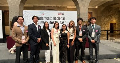 ESTUDIANTES DE DERECHO DE LA UNIVERSIDAD DE MATEHUALA REPRESENTAN A SAN LUIS POTOSÍ EN EL PARLAMENTO NACIONAL JUVENTUDES UNIDASEstudiantes de la Licenciatura en Derecho de la Universidad de Matehuala participaron como representantes del Estado de San Luis Potosí en el Parlamento Nacional Juventudes Unidas, realizado en el Palacio Legislativo de San Lázaro, en la Ciudad de México.Samantha Guadalupe Rocha Rodríguez, Joselin Martínez Sánchez, Elvia Alejandra Ángeles Torres, Francisco Isaac Guel Obregón, Josué Sebastián González Pérez, Efrén Sebastián Oliva Flores y José Ángel Sandoval Castillo, formaron parte de este importante ejercicio democrático juvenil, donde convivieron y participaron activamente junto a más de 140 jóvenes provenientes de diferentes estados del país.Durante el encuentro, los estudiantes fortalecieron sus conocimientos en participación ciudadana, liderazgo y trabajo legislativo, representando con orgullo a la Universidad de Matehuala y al estado de San Luis Potosí.El Lic. Armando Medellín López, director de la Licenciatura en Derecho, destacó que el esfuerzo, dedicación y compromiso de los alumnos son ejemplo del talento y la formación académica que impulsa la Universidad de Matehuala