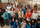 Familias fuertes y unidas, clave para prevenir riesgos entre adolescentes: DIF Capitalino“Las familias no necesitan ser perfectas para ser fuertes; necesitan escucharse, acompañarse y permanecer unidas”: Estela Arriaga, Presidenta DIF MunicipalConcluyen familias y estudiantes de la Secundaria “Sentimientos de la Nación” proceso formativo para fortalecer la comunicación y la convivenciaSLP.- Con el objetivo de fortalecer la comunicación familiar, la convivencia y la prevención de conductas de riesgo entre adolescentes, el DIF Capitalino llevó a cabo la graduación del programa “Familias Fuertes, Amor y límites” en la Escuela Secundaria “Sentimientos de la Nación”, donde participaron madres, padres, tutores y estudiantes.Durante el evento, la presidenta del DIF Municipal, Estela Arriaga Márquez, destacó que este programa representa un reencuentro de las familias consigo mismas y una oportunidad para construir hogares más unidos y seguros.“Cada conversación en casa puede cambiar una vida. Cada abrazo puede convertirse en una barrera contra la violencia, las adicciones o la soledad. Las familias no necesitan ser perfectas para ser fuertes; necesitan escucharse, acompañarse y permanecer unidas”, expresó.El director del plantel, Gabriel Leyva Renovato, reconoció el compromiso y disposición de quienes participaron en las actividades desarrolladas a lo largo del programa, encaminadas a brindar herramientas para fortalecer la comunicación y la convivencia dentro de la comunidad educativa.Asimismo, hizo un llamado a madres, padres y autoridades a continuar trabajando en conjunto ante problemáticas que afectan a las juventudes, dentro y fuera de las escuelas.Por su parte, la beneficiaria María Lucía Moreno Serna compartió el impacto positivo que tuvo el programa en su vida familiar, resaltando que aprendió que “la disciplina no es castigo, sino enseñanza”, además de reconocer la importancia del diálogo, la paciencia y el tiempo de calidad en familia.El programa “Familias Fuertes” está dirigido a adolescentes de entre 10 y 14 años, así como a madres, padres y tutores, con el propósito de fortalecer habilidades de crianza, prevenir conductas de riesgo y construir entornos escolares y familiares más sanos y seguros.Finalmente, el DIF Capitalino reafirmó su compromiso de continuar impulsando acciones que favorezcan el bienestar emocional y social de niñas, niños y adolescentes, para contribuir a la construcción de un San Luis más amable y con mejores oportunidades para todas y todos.