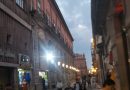 Rehabilitan alumbrado público en Centro Histórico de SLP-Personal del ayuntamiento reparó líneas dañadas, realizó mantenimiento preventivo y restableció el servicio en diversos sectores afectados por daños ocasionados por basura y lluviasComo parte de las labores permanentes de mantenimiento y supervisión del sistema de alumbrado público, personal del ayuntamiento de San Luis Potosí realizó trabajos de revisión y rehabilitación en el perímetro del Centro Histórico, logrando restablecer el funcionamiento de aproximadamente 40 luminarias.Las acciones incluyeron la inspección de líneas de alimentación eléctrica en registros subterráneos, conexiones de poste a poste y verificación de voltaje. Durante los trabajos se detectaron líneas quemadas en registros donde se presentaban fallas recurrentes, por lo que se llevaron a cabo reparaciones, mantenimiento y reconexiones correspondientes.Tras diversas pruebas en el circuito, se logró encender y dejar operando correctamente las luminarias ubicadas en el tramo de Zaragoza a Aldama, tanto en el lado norte como sur.