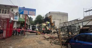 BARDA CAE SOBRE CAMIÓN DE PASAJEROS EN EL CENTRO HISTÓRICO; HAY 6 HERIDOS