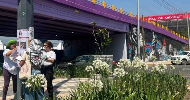 FAMILIAS BUSCADORAS PEGAN FICHAS DE DESAPARECIDOS EN ESTADIO BANORTE