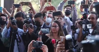 SAN LUIS POTOSÍ REAFIRMA SU COMPROMISO CON LA LIBERTAD DE EXPRESIÓN• El Gobierno del Estado reconoce a las y los periodistas que fortalecen la democracia mediante un ejercicio profesional, ético y responsable de la información.La libertad de expresión siempre será una aliada en la construcción de instituciones más transparentes y cercanas a la ciudadanía, por ello, en el Gobierno del Estado de San Luis Potosí garantizamos y reafirmamos nuestro compromiso con el derecho a informar y el derecho de la ciudadanía a estar informada.En el marco del Día de la Libertad de Expresión, que se celebra cada 7 de junio en México, quienes actualmente servimos a las y los potosinos desde la administración pública estatal, reconocemos a todas aquellas personas que expresan sus ideas para enriquecer la vida democrática al investigar, documentar, contrastar información y contribuir a la rendición de cuentas.El fortalecimiento de la libertad de expresión también implica proteger la credibilidad de quienes ejercen el periodismo con ética y responsabilidad. Coincidimos en que la crítica informada, el debate público y la pluralidad de opiniones enriquecen la vida democrática y también consideramos que hoy más que nunca, se debe preservar una línea clara entre el ejercicio periodístico y aquellas prácticas que recurren al anonimato, a la desinformación y al ataque personal para influir en la percepción pública.El Gobierno del Estado de San Luis Potosí garantiza el derecho a la sociedad a expresarse y el derecho de la prensa a difundir obras y acciones de sus gobiernos, así como a cuestionarlas, escudriñarlas y denunciarlas, pues con el ejercicio pleno de estos derechos, sociedad y gobierno han logrado construir un San Luis Potosí con mayor crecimiento económico, con más oportunidades y mejores servicios en las cuatro regiones.En este marco, quienes laboramos en el Gobierno del Estado felicitamos a las y los ganadores del Premio Estatal de Periodismo 2026: mujeres y hombres que con su trabajo cotidiano honran una profesión fundamental para la vida pública.¡Gracias por ser la voz de las y los potosinos y por contribuir a la construcción de un estado más democrático, transparente y mejor informado!