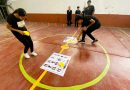 ESTUDIANTES DE EDUCACIÓN FÍSICA DESARROLLAN CIRCUITOS INCLUSIVOS COMO PARTE DE SU FORMACIÓN DOCENTECon el propósito de fortalecer la comprensión de los procesos de inclusión dentro del ámbito educativo, estudiantes de cuarto semestre de la Licenciatura en Educación Física de la Universidad de Matehuala realizaron el Examen de la Unidad II: Circuito Inclusivo, una actividad práctica en la que, organizados por equipos, diseñaron y desarrollaron diversos circuitos adaptados a diferentes casos de inclusión y problemáticas que pueden presentarse en la población estudiantil.A través de esta experiencia, los alumnos tuvieron la oportunidad de identificar barreras y necesidades específicas que enfrentan algunos estudiantes, promoviendo la búsqueda de estrategias que favorezcan una educación más equitativa y accesible para todos.Asimismo, la actividad contribuyó al fortalecimiento del trabajo cooperativo, el respeto, el buen trato y la reflexión sobre la importancia de la empatía en su futura labor profesional como docentes, reconociendo el valor de la diversidad dentro de los espacios educativos.Esta práctica se llevó a cabo en la materia Interculturalidad Crítica e Inclusión desde la Educación Física, impartida por la Mtra. Mónica Esmeralda Ramírez González, quien guía a los estudiantes en el desarrollo de competencias orientadas a la construcción de entornos educativos más inclusivos, sensibles y comprometidos con la atención a la diversidad.Con actividades como esta, se fomenta en los futuros profesionales de la educación una visión integral que promueve la inclusión, el respeto y la igualdad de oportunidades para todos los estudiantes.