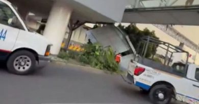 CAE TECHO DE PUENTE PEATONAL EN EL AICM; UNA PERSONA RESULTA LESIONADA TRAS EL INCIDENTE