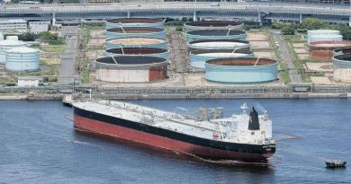 CRUZAN PRIMEROS BUQUES POR ORMUZ TRAS ACUERDO Y BAJAN LOS PRECIOS DEL PETRÓLEO