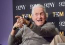 MICHAEL DOUGLAS SALE DEL RETIRO PARA VOLVER CON OLIVER STONE