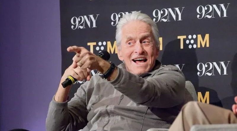 MICHAEL DOUGLAS SALE DEL RETIRO PARA VOLVER CON OLIVER STONE