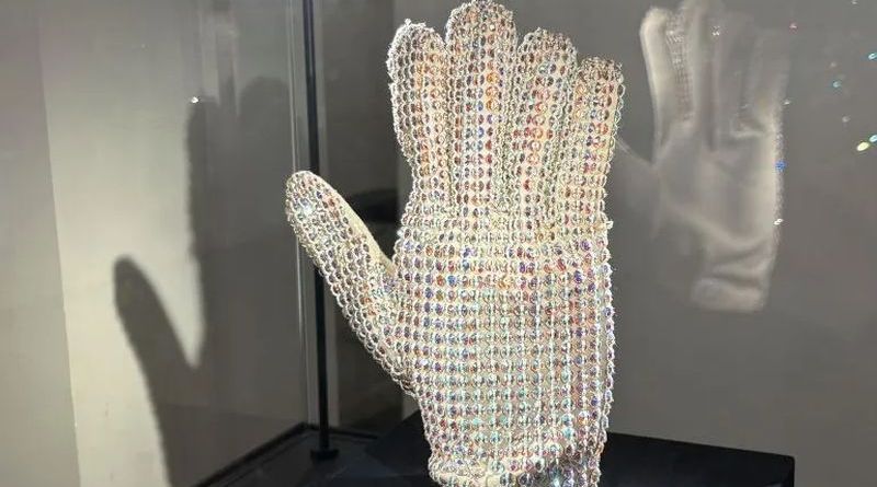 SUBASTAN EN PARÍS UN GUANTE QUE MICHAEL JACKSON LLEVÓ EN 1988