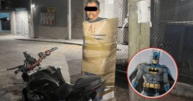 SURGE SUJETO QUE DEJA AMARRADOS A PRESUNTOS LADRONES A POSTES DE LUZ, ES APODADO «BATMAN»