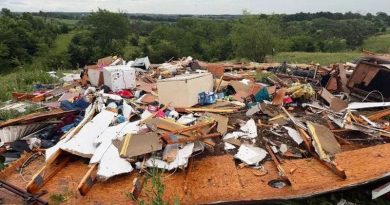 TORNADOS AZOTAN COMUNIDADES A LAS AFUERAS DE CHICAGO: DERRIBAN CASAS Y ARRANCAN POSTES ELÉCTRICOS