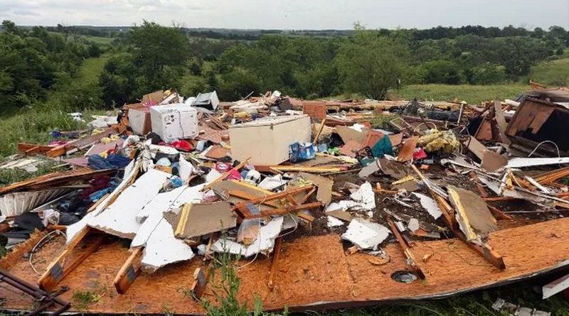 TORNADOS AZOTAN COMUNIDADES A LAS AFUERAS DE CHICAGO: DERRIBAN CASAS Y ARRANCAN POSTES ELÉCTRICOS