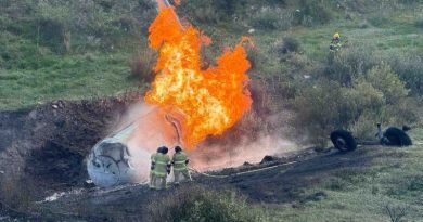 VOLCADURA Y EXPLOSIÓN DE PIPA DE GAS LP DEJA DOS MUERTOS Y UN LESIONADO EN CARRETERA TEXCOCO-CALPULALPAN